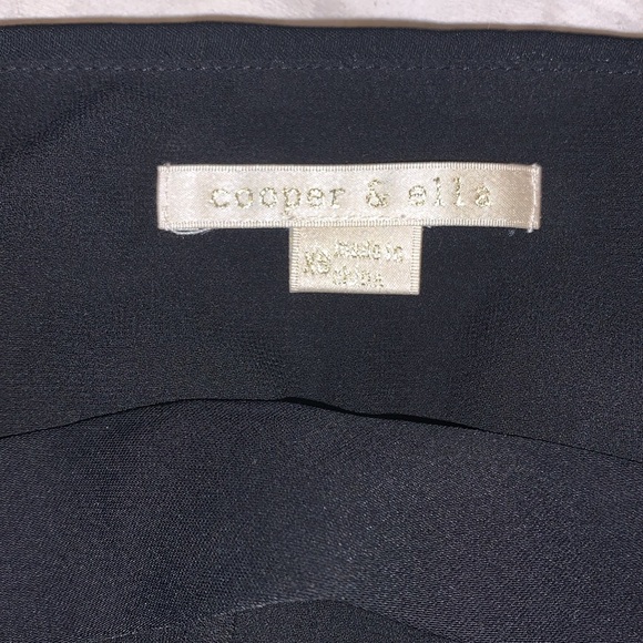 XS NWT Cooper & Ella cutout geometric style cold shoulder black blouse - Picture 4 of 6